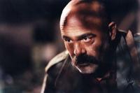 جمشید هاشم پور در نمایی از فیلم « مزرعه پدری»